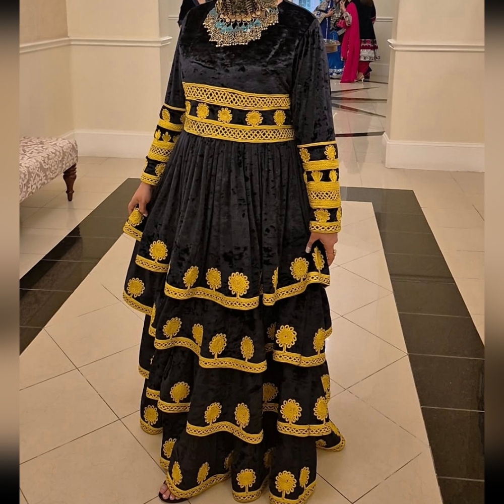 Regal Black and Gold Long Sleeve Afghan Dress Size Large
